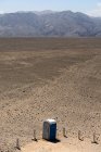 Cabina WC blu nel deserto, Nasca, Ica, Perù — Foto stock