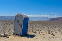 Blue toilet cabin in desert, Nasca, Ica, Peru — Stock Photo