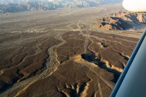 Pérou, Ica, Nasca, visite des lignes de Nazca au coucher du soleil, paysage montagneux — Photo de stock