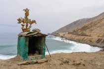 Peru, Arequipa, La Punta, In Peru,stone altar by Panamericana road runs along the Pacific coast — Stock Photo