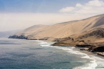 Peru, Arequipa, La Punta, No Peru, a estrada Panamericana corre ao longo da costa do Pacífico — Fotografia de Stock
