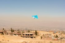 Perú, Arequipa, cometa voladora sobre el distrito pobre de la ciudad - foto de stock