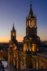 Перу, Arequipa, View of the cathedral of Arequipa from a roof terrace restaurant illuminated at night — стоковое фото