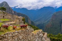 Pérou, Cusco, Urubamba, Vue panoramique du Machu Picchu est un site du patrimoine mondial de l'UNESCO et paysage de montagnes — Photo de stock