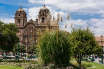 Перу, Куско, La Compania de Jesus Church view — стокове фото