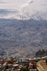 Bolivien, deparamento de la paz, el alto, malerischer Blick auf den Vulkan ilimani über die Stadt — Stockfoto