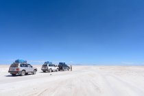 Боливия, Departamento de Potosi, Uyuni, автомобили едут через Салар-де-Уюни — стоковое фото