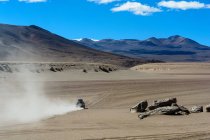 Véhicule tout-terrain sur route désertique poussiéreuse, Montana Colorada, Sur La pez, Departamento de Potos, Bolivie — Photo de stock