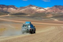Bolivia, Departamento de Potosi, вид сзади на вождение автомобиля Montana Colorada — стоковое фото