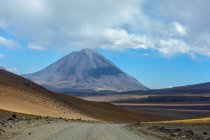 Bolivien, deparamento de potosi, sur lopez, licancabur vulkan an der grenze zwischen bolivien und chile — Stockfoto