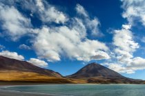 Naturlandschaft mit dem Vulkan licancabur an der Grenze zwischen Bolivien und Chile — Stockfoto