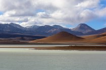 Bolivien, deparamento de potosi, sur lopez, laguna blanca, malerische Berglandschaft am See — Stockfoto