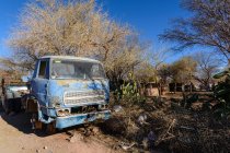 Chile, Regio de Antofagasta, San Pedro de Atacama, Camión viejo en paisaje desierto - foto de stock