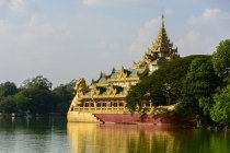Myanmar (Birmania), Yangon Region, Yangón, Kandawgyi Lake with Shwedagon Pagoda - foto de stock