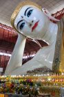 М'янма (Бірма), місті Yangon обл., Янгон, Kyauk htat Бориспільського pagoda, місті Yangon, Giant лежить Будди — стокове фото