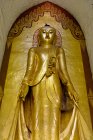 Myanmar (Birmania), Regione di Mandalay, Bagan antico, Statua del Buddha dorato al Tempio di Ananda — Foto stock
