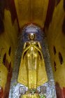Myanmar (Burma), Mandalay Region, Old Bagan, Golden Buddha statue at Ananda Temple — Stock Photo
