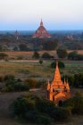 Myanmar (Birmânia), região de Mandalay, Bagan Velho, Pagode Shwe San Daw e paisagem verde natural — Fotografia de Stock