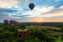Myanmar (Burma), Mandalay region, Old Bagan, Balloons over Bagan — Stock Photo