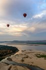 Luftballons fliegen über bagan, old bagan, mandalay region, myanmar — Stockfoto