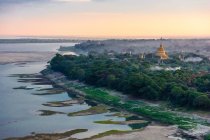 Myanmar (Birmânia), região de Mandalay, Bagan Velho no rio Irawaddy, vista aérea do pôr do sol — Fotografia de Stock