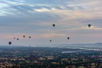 Myanmar (Birmanie), région de Mandalay, Old Bagan, Ballons survolant Bagan — Photo de stock