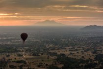 Balão voando sobre Bagan ao pôr-do-sol, Bagan Velho, região de Mandalay, Mianmar — Fotografia de Stock