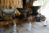 Mianmar (Birmânia), região de Mandalay, Taungtha, produção de açúcar de palma e licor — Fotografia de Stock
