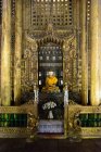 Myanmar (Birmania), región de Mandalay, Mandalay, estatua de Buda en el monasterio de Shwe nan daw kyaung - foto de stock