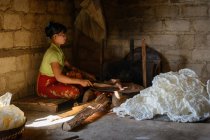 Mujer que hace vidrio, Myanmar (Birmania), Shan, Taunggyi, Se-Ma pueblo. - foto de stock