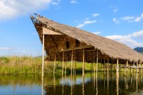 Myanmar (Burma), Shan, Taunggyi, Amata Garden Resort, Wooden canopy by lake — Stock Photo