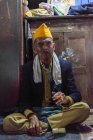 Portrait de l'homme asiatique fumeur dans la chambre, Kabubaten Karo, Sumatera Utara, Indonésie — Photo de stock