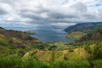 Indonesia, Sumatera Utara, Kabubaten Karo, Lago Toba veduta aerea con paesaggio erboso delle montagne — Foto stock
