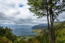 Indonesia, Sumatera Utara, Kabubaten Karo, Lago Toba, Paesaggio paesaggistico della costa verde in giornata meteo lunatica — Foto stock