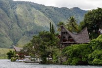 Indonesia, Sumatera Utara, Kabudata Samosir, cabañas de madera en el lago Toba vista panorámica - foto de stock