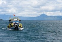 Indonésia, Sumatera Utara, Kabudata Samosir, barco no Lago Toba — Fotografia de Stock