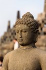 Indonesia, Java Tengah, Magelang, El templo budista Borobodur, primer plano estatua de buddha - foto de stock