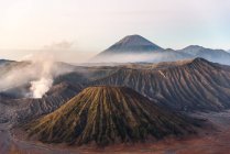 Indonesia, Java Timur, Probolinggo, amanecer en el mirador de Bromo en Cemoro-Lewang. Frente al Bromo, detrás del volcán Semeru - foto de stock