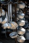 Indonesia, Java Timur, Kabanyat Banyuwangi, Tienda de utensilios de cocina - foto de stock