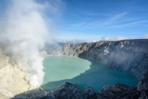 Indonesia, Java Timur, Kabudaten Bondowoso, volcanic crater lake Ijen — Stock Photo