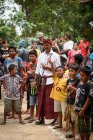 KABUL BULELENG, BALI, INDONESIA - 17 DE AGOSTO DE 2015: El árbitro alcalde y los niños en el concurso de gimnasia para los jóvenes de la aldea - foto de stock