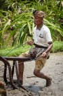 KABUL BULELENG, BALI, INDONÉSIE - 17 AOÛT 2015 : Homme labourant avec des buffles d'eau — Photo de stock