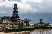 Indonesia, Bali, Kaban Tabanan, Tempio famoso con giardino sull'acqua — Foto stock
