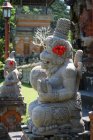 Indonésie, Bali, Kaban Tabanan, statues décorées de fleurs au temple Taman Ayun — Photo de stock