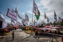 Индонезия, Бали, Кота Денпасар, Фестиваль дельтапланеризма Мел Танджунг в Сануре — стоковое фото