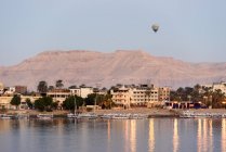 Egito, Luxor Gouvernement, balão de ar sobre Luxor, paisagem urbana por mar — Fotografia de Stock