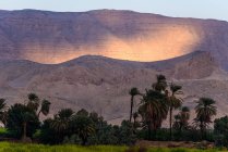 Egipto, Gouvernement Mar Rojo, Esna, crucero por el Nilo aguas arriba de Luxor a Edfu, paisaje de montañas escénicas al atardecer - foto de stock