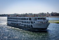 Egipto, provincia de Asuán, Edfu, crucero en ferry por el Nilo de Edfu a Kom Ombo - foto de stock