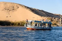 Egipto, Aswan Gouvernement, Asuán, viaje en barco a través de la catarata del Nilo . - foto de stock