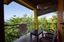 Индонезия, Малуку Утара, Кота Тернате, балкон между деревьями на вулканическом острове Гамалама на севере Моликкена — стоковое фото